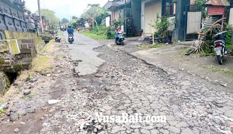 www.nusabali.com-diterjang-banjir-jalan-desa-yangapi-hancur