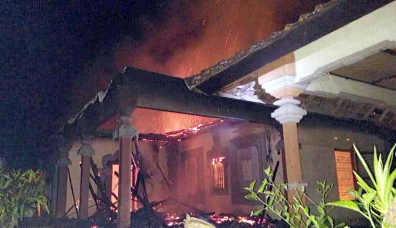 www.nusabali.com-dipicu-percikan-api-dupa-griya-ludes-terbakar