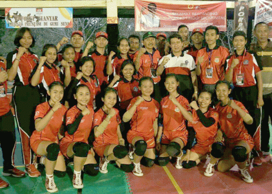 Nusabali.com - bupati-suwirta-dihadiahi-emas-cabor-wushu