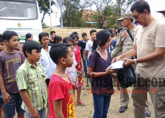 Nusabali.com - anak-anak-pengungsi-berebut-seragam-sekolah