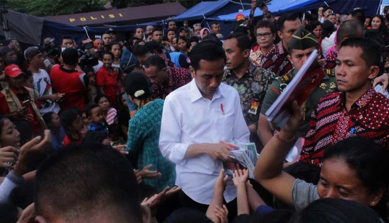 www.nusabali.com-presiden-jokowi-cek-logistik-hingga-bagi-bagi-buku