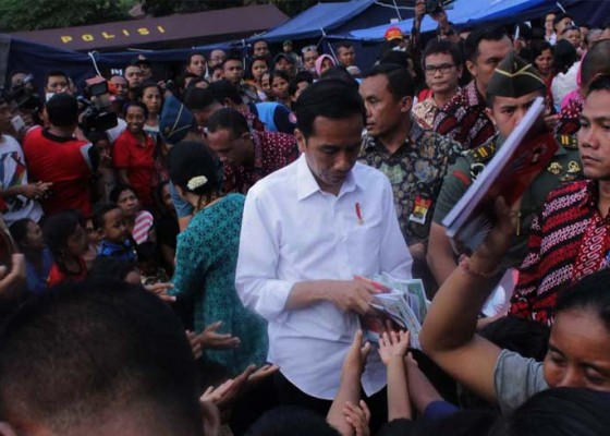 Nusabali.com - presiden-jokowi-cek-logistik-hingga-bagi-bagi-buku