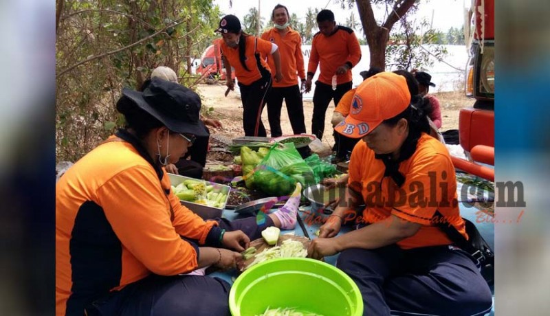 www.nusabali.com-masak-nasi-500-kg-sehari-petugas-gabungan-kerja-sejak-dinihari