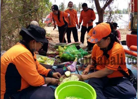 Nusabali.com - masak-nasi-500-kg-sehari-petugas-gabungan-kerja-sejak-dinihari