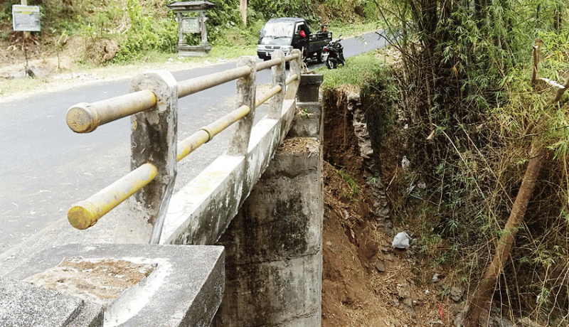 www.nusabali.com-senderan-jembatan-penghubung-naga-sepaha-sari-mekar-jebol