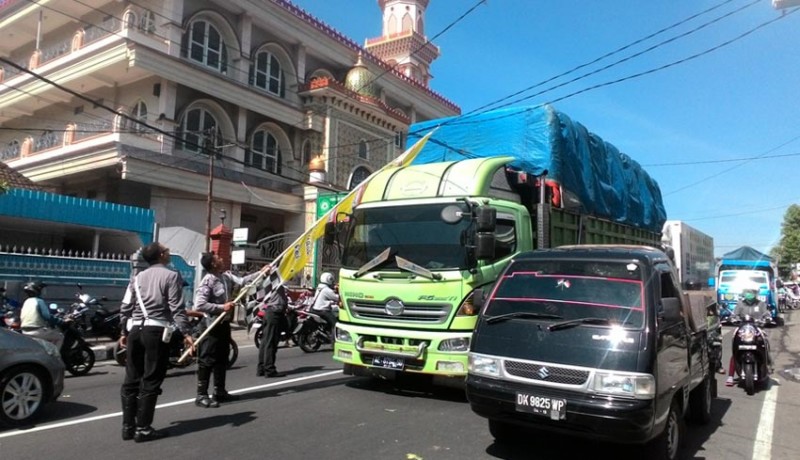 www.nusabali.com-laju-truk-terhalang-kabel-melintang