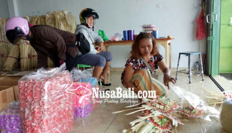 www.nusabali.com-persiapan-kuningan-tamiang-dan-cenigan-diserbu-pembeli