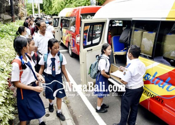 Nusabali.com - uji-coba-perdana-bus-sekolah-terkendala-hujan