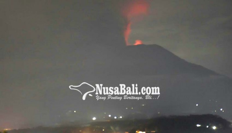 www.nusabali.com-gunung-agung-keluar-api-16-penerbangan-batal