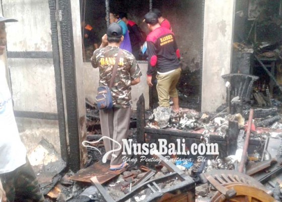 Nusabali.com - ditinggal-pergi-rumah-ludes-terbakar