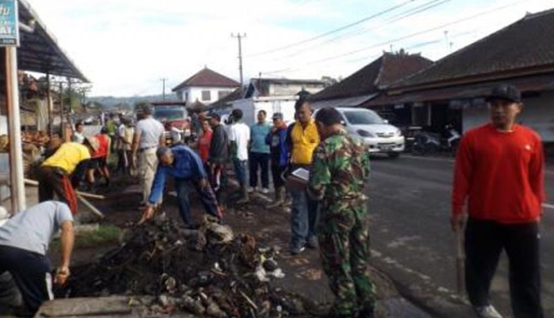 www.nusabali.com-langganan-banjir-sampah-di-depan-pasar-baturiti-dikeruk