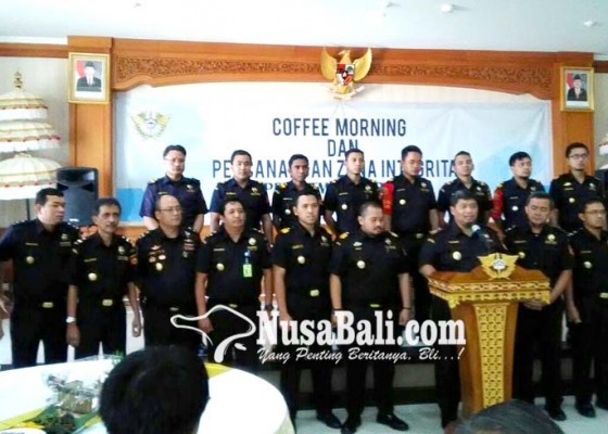 Nusabali.com - bea-cukai-ngurah-rai-tutup-tahun-dengan-mencanangkan-zona-integritas