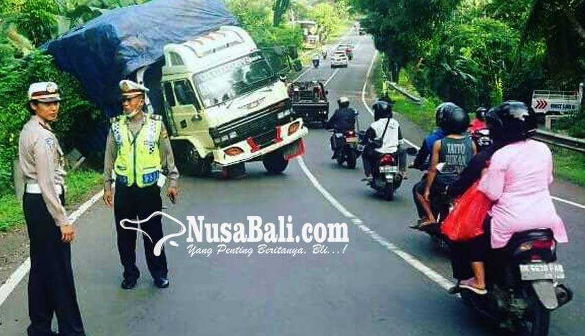 Nusabali Com Diduga Kelebihan Muatan Truk Terperosok