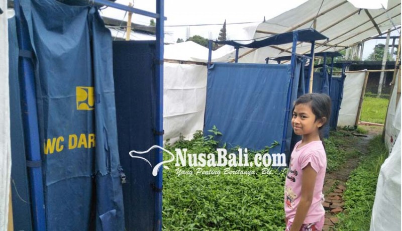 www.nusabali.com-toilet-mampet-warga-antri