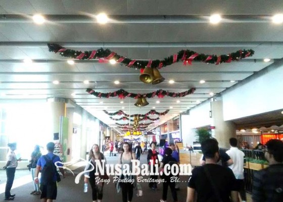 Nusabali.com - bandara-ngurah-rai-berhias-nuansa-natal