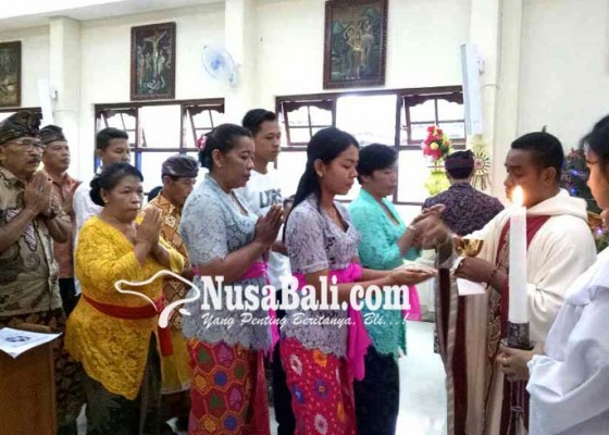 Nusabali.com - ke-gereja-berbusana-adat-bali-ada-tradisi-nampah-dan-ngejot