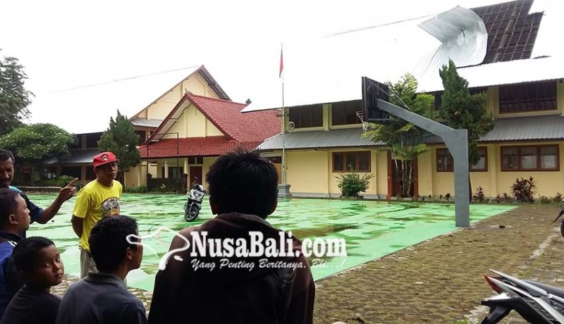 www.nusabali.com-atap-smkn-1-diterbangkan-puting-beliung