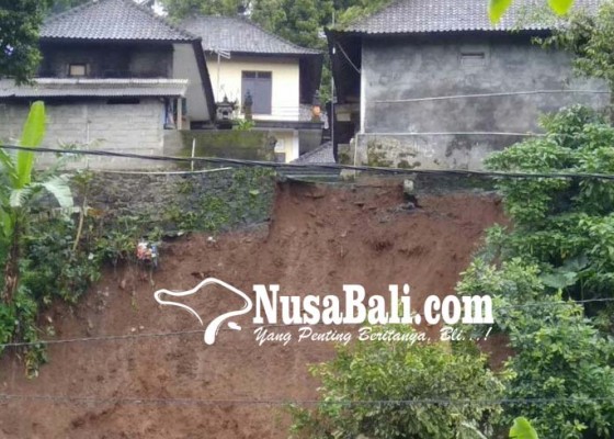 Nusabali.com - jalan-pemukiman-tertutup-longsor