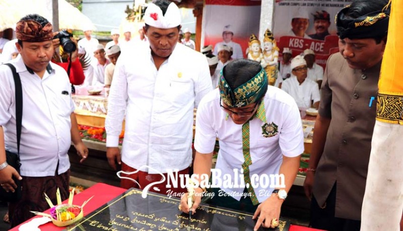 www.nusabali.com-bupati-giri-prasta-serahkan-hibah-rp-15-miliar