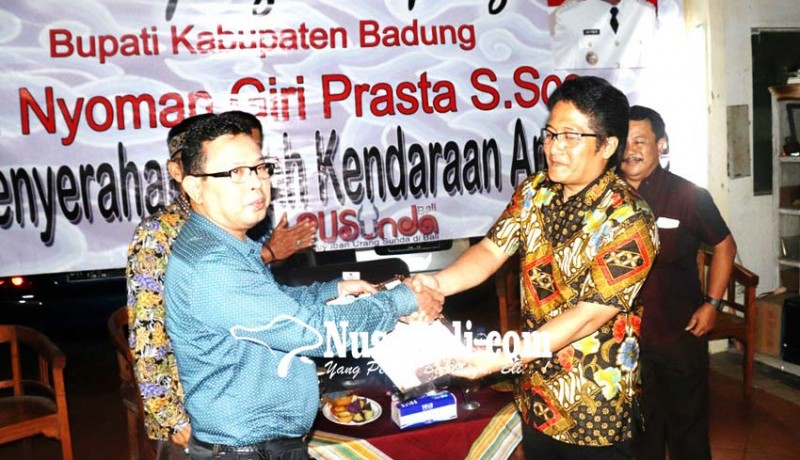 www.nusabali.com-giri-prasta-serahkan-ambulans-siaga-kepada-warga-pusunda-bali