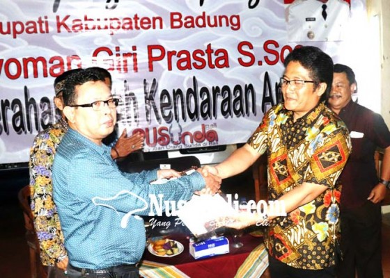 Nusabali.com - giri-prasta-serahkan-ambulans-siaga-kepada-warga-pusunda-bali