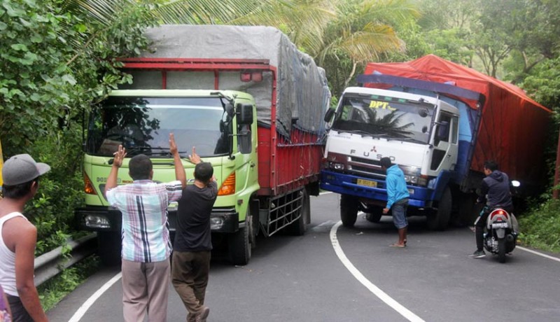 www.nusabali.com-truk-melintang-di-tikungan-jalur-amlapura-singaraja-padat-merayap