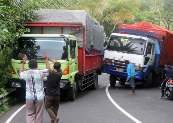 Nusabali.com - truk-melintang-di-tikungan-jalur-amlapura-singaraja-padat-merayap