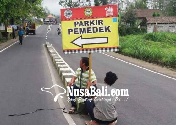 Nusabali.com - relawan-pasang-rambu-edukasi-di-pura-besakih