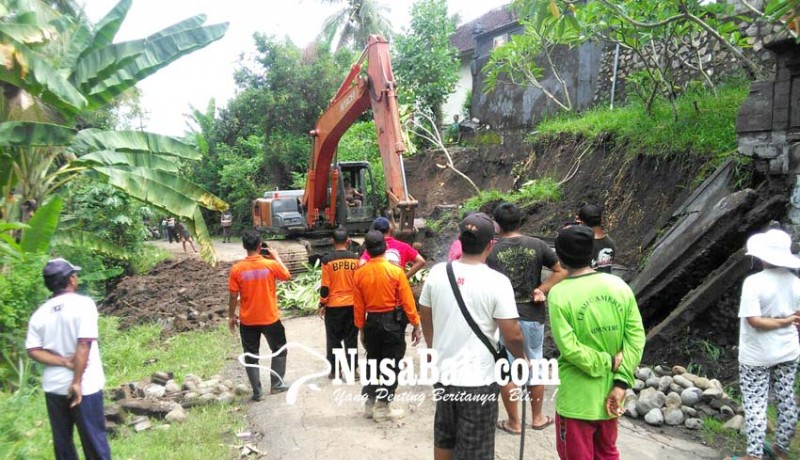 www.nusabali.com-tembok-tumbang-tutup-jalan