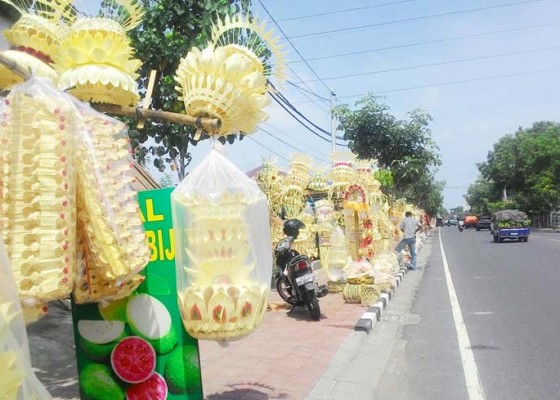 Nusabali.com - pedagang-perlengkapan-penjor-ramai-jelang-galungan