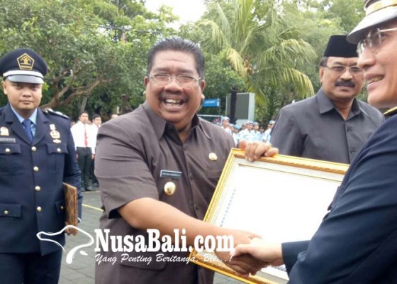 Nusabali.com - kemenkum-ham-beri-penghargaan-pada-bupati