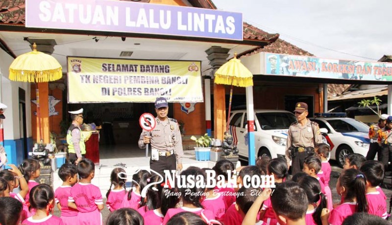 www.nusabali.com-siswa-tk-dikenalkan-rambu-lalulintas