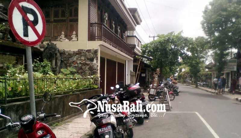 www.nusabali.com-pengendara-langgar-larangan-parkir-di-ubud