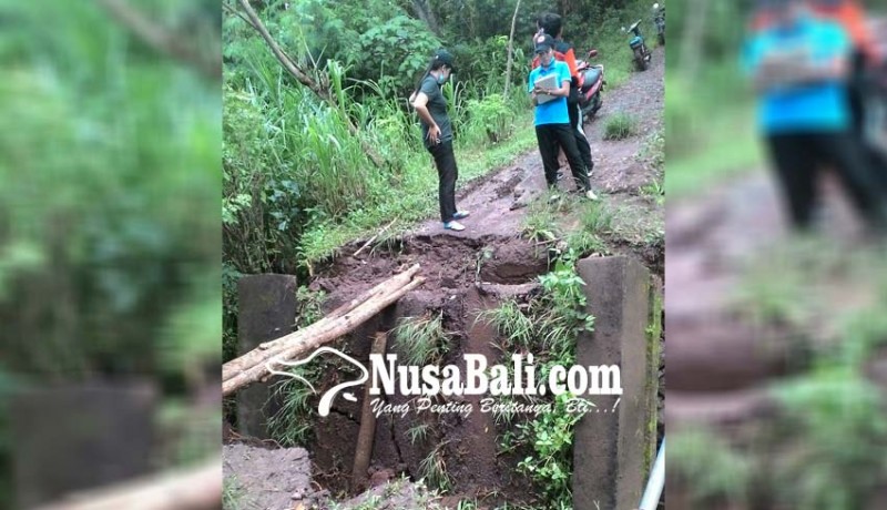 www.nusabali.com-jembatan-roboh-15-kk-terisolasi