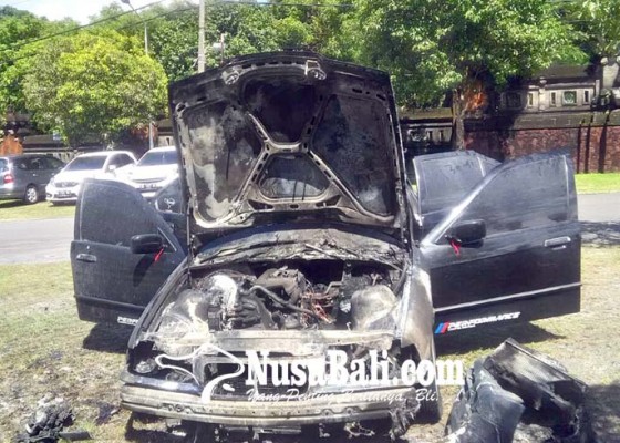 Nusabali.com - mobil-bmw-mahasiswa-terbakar-di-parkiran-kampus