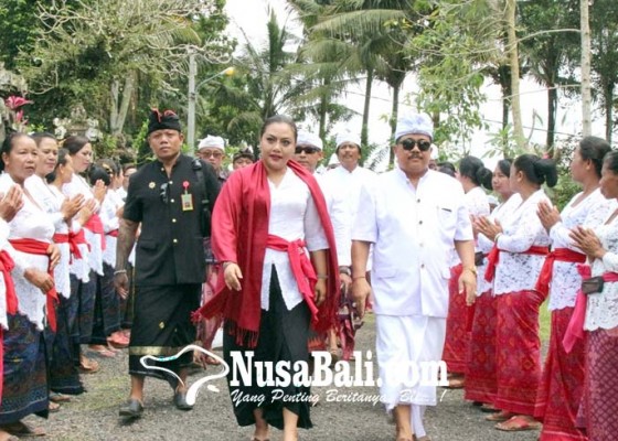 Nusabali.com - bupati-eka-hadiri-pamlaspasan-tapakan-di-pura-dalem-cemeng-kuwum-ancak