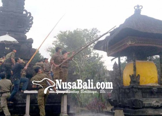 Nusabali.com - percikan-api-juga-bakar-palinggih-staf-kerauhan-sudikerta-turun-tangan