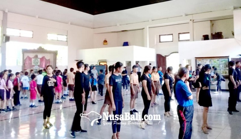 www.nusabali.com-pelatihan-dansa-gerakan-baku-diperkenalkan-untuk-pelajar