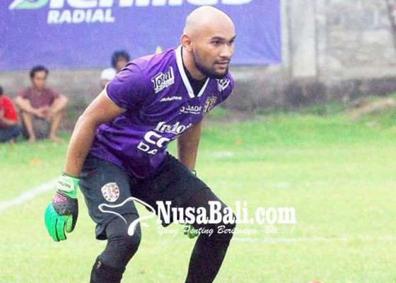 Nusabali.com - eks-kiper-bali-united-dikontrak-persebaya