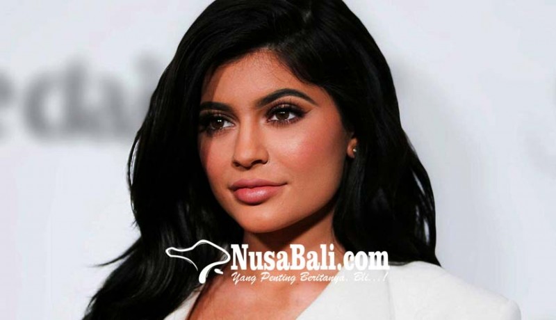 www.nusabali.com-kylie-jenner-pamer-kado-ferrari