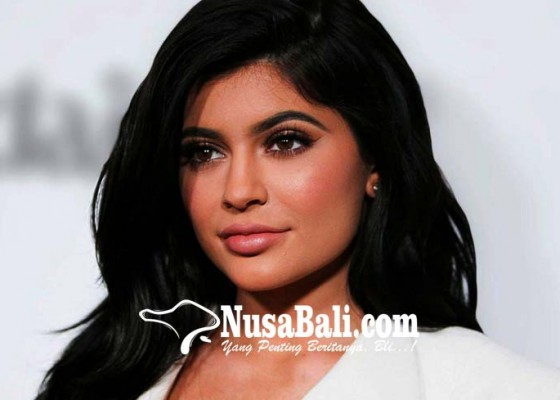 Nusabali.com - kylie-jenner-pamer-kado-ferrari