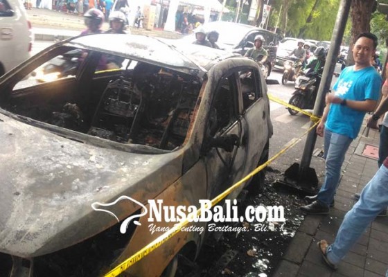 Nusabali.com - usai-jemput-istri-mobil-terbakar