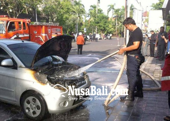 Nusabali.com - hendak-kuliah-mobil-terbakar-di-areal-parkir-unud