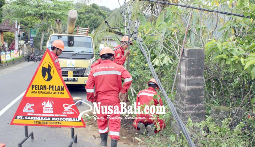 NUSABALI com Tiang  Listrik  Patah Kabel Melintang di  Jalan