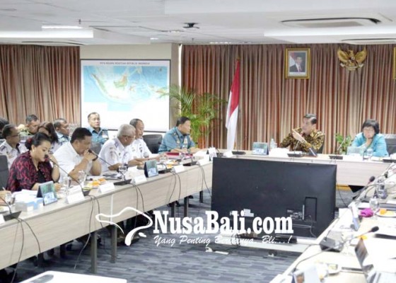 Nusabali.com - rakor-dengan-menko-maritim-bupati-eka-komitmen-perangi-sampah