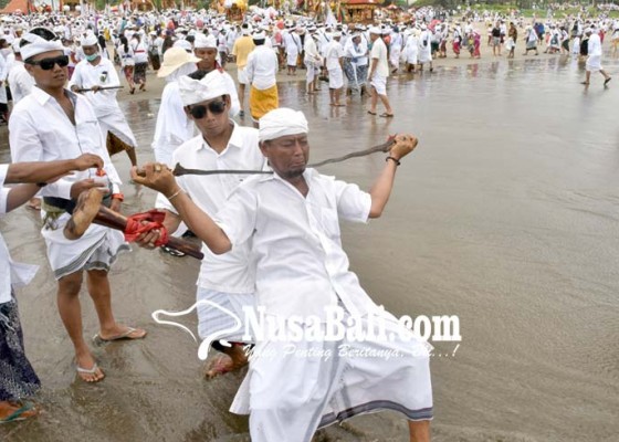 Nusabali.com - melasti-di-pantai-petitenget-diwarnai-ritual-ngurek