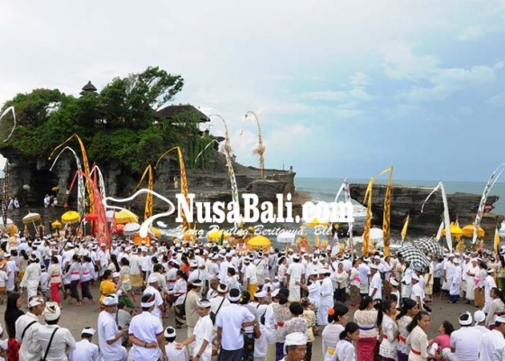 Nusabali.com - melasti-di-tanah-lot-sihir-wisatawan