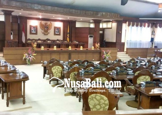 Nusabali.com - anggota-dewan-banyak-absen-sidang-dprd-bali-molor-1-jam