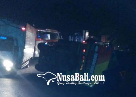 Nusabali.com - dua-truk-tutup-jalan-macet-parah-di-pekutatan