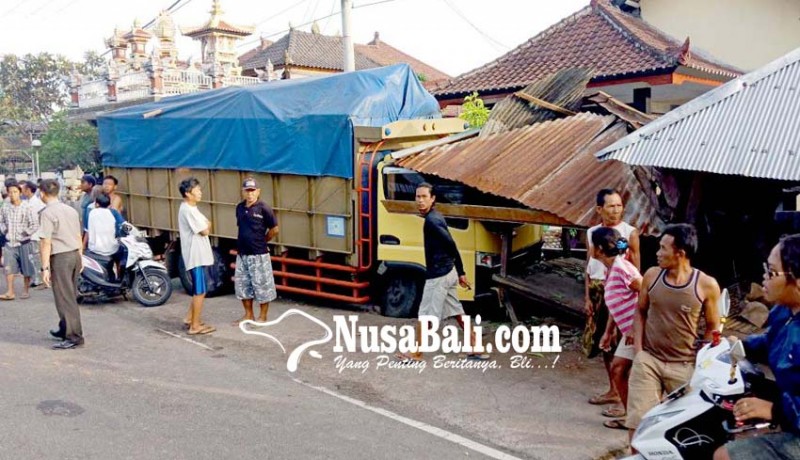 www.nusabali.com-sopir-ngantuk-truk-seruduk-motor-dan-rumah